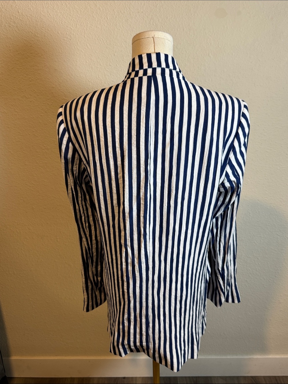 Zara Lightweight Crinkle Striped Navy & White Blazer size Large - Picture 3 of 11